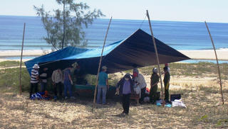 Phát hiện thi thể đàn ông trôi trên biển dạt vào bờ