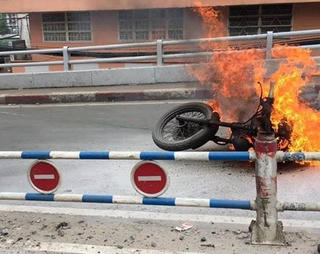 Mô tô phân khối lớn cháy ngùn ngụt ở Sài Gòn