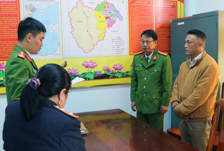 Để lâm tặc khai thác gỗ rừng, trưởng trạm quản lý bảo vệ rừng Khe Đen bị khởi tố