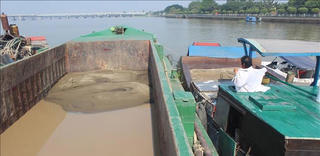 Bắt vụ bơm hút cát trái phép trên sông Đồng Nai