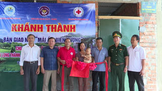 Bàn giao nhà ‘Mái ấm biên cương’ cho gia đình có hoàn cảnh khó khăn