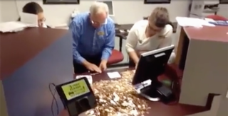 Mang hơn 7 tạ tiền xu đi nộp thuế