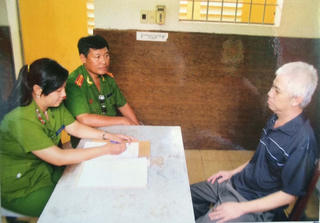 Bắt nguyên Thượng tá Công an nhận hàng tỷ đồng ‘chạy trường’ rồi bỏ trốn