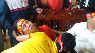 Mẹ trung vệ Bùi Tiến Dũng ngất xỉu sau cú sút phạt của Quang Hải