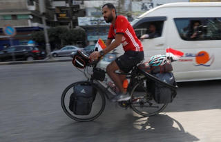 Đạp xe hơn 5.000 km từ Ai Cập sang Nga để cổ vũ World Cup