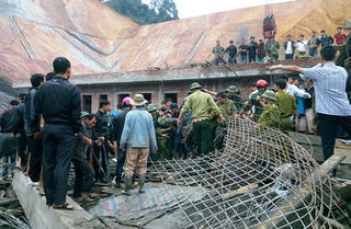 Sập giàn giáo, ít nhất 2 người chết