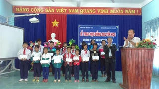 Kon Tum:  Trao 120 suất học bổng tặng học sinh nghèo