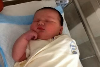 Bé sơ sinh khổng lồ nặng hơn 6,5 kg