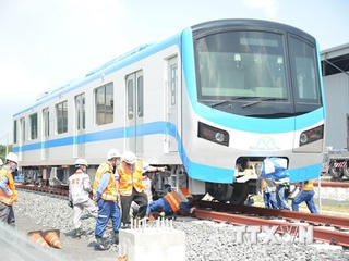 Lắp các đoàn tàu tuyến metro số 1 Bến Thành-Suối Tiên lên đường ray