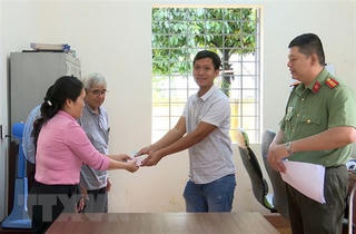 Trả lại hơn 71 triệu đồng cho người đánh rơi trên đường