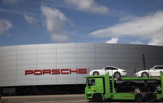 Hãng xe Porsche đối mặt án phạt mới do bê bối khí thải