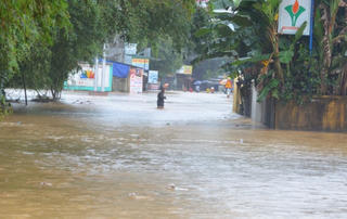 Quảng Ngãi: Lũ lên nhanh, khắp nơi mênh mông nước ngập