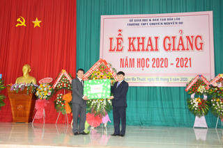 Đắk Lắk: Hơn 2.300 học sinh Trường THCS-THPT Đông Du tham dự Lễ khai giảng trực tuyến