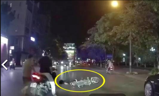 [VIDEO] Phẫn nộ 2 thanh niên đâm người đi đường nằm bất động rồi bỏ chạy