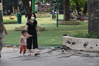 [ẢNH] Công viên Cầu Giấy: Gạch đá nham nhở, khu vui chơi cho trẻ hư hỏng nặng