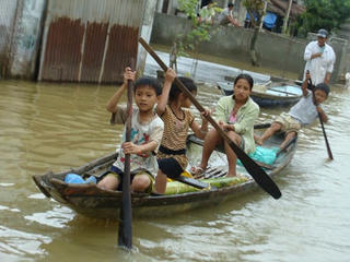 Bảo vệ trẻ em trước thiên tai: Không chỉ trông chờ ứng cứu nhân đạo