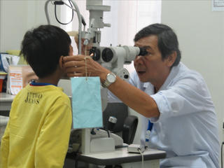 Bác sĩ Phạm Minh Trường được tôn vinh anh hùng trong phòng chống mù lòa