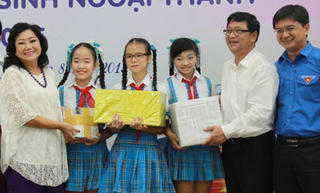 Tặng hơn 1 vạn cuốn sách cho học sinh ngoại thành