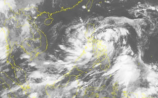 Áp thấp trên Biển Đông, mưa lớn ở Nam Bộ