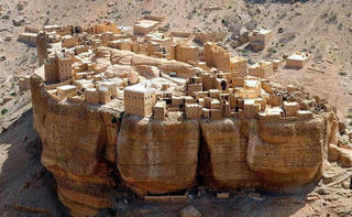 Ngôi làng xây bằng gạch bùn trên đá