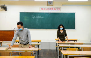 Thận trọng đón học sinh trở lại trường