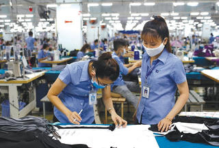 'Bóng ma' Covid-19 quay trở lại, dệt may lao đao đến hết quý III-2022