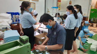 May khẩu trang miễn phí cho bệnh nhân 
