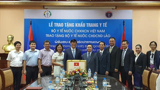 Bộ Y tế Việt Nam tặng Bộ Y tế CHDCND Lào 200.000 khẩu trang y tế