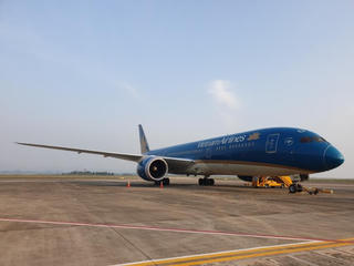 Sân bay Vân Đồn áp dụng quy trình khép kín ngoài nhà ga đón 93 người Việt về từ Anh