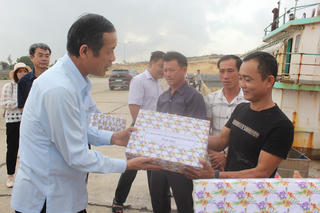 Chủ tịch UBND tỉnh Quảng Bình động viên ngư dân vươn khơi bám biển