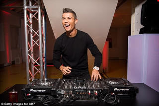 Ronaldo trổ tài DJ trong ngày ra mắt sản phẩm nước hoa
