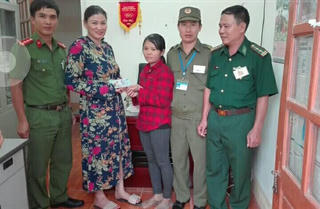 Nhặt được số tiền lớn trước bệnh viện, cố gắng tìm người trả lại