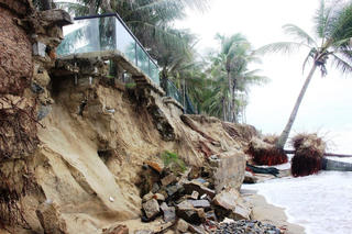 [ẢNH]Triều cường đánh tan nát bờ biển Hội An 