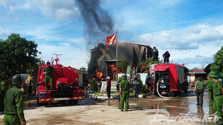 Cháy xưởng gỗ ở Quảng Bình, hơn 200 m3 gỗ bị thiêu rụi