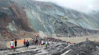 Lở đất như 'sóng thần' chôn vùi mỏ ngọc bích Myanmar