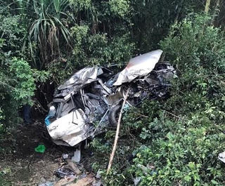 Tàu hỏa húc ô tô văng 40m, 6 người thương vong ở Bình Định