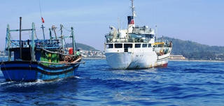 Quảng Ngãi: Lai dắt thành công tàu cá gặp nạn trên vùng biển Hoàng Sa về Lý Sơn