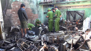 'Bà hỏa' ghé thăm tiệm sửa xe trong đêm