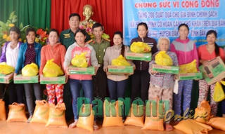 Tặng 300 suất quà cho người nghèo, gia đình chính sách xã Đắk Ru