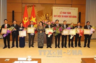 Chủ tịch Quốc hội dự Lễ trao tặng Huy hiệu 30 năm tuổi Đảng