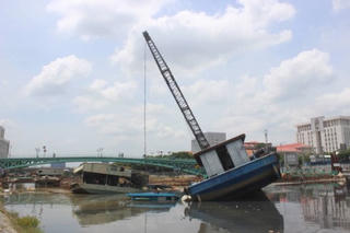 Chìm sà lan chở đất khi đang thi công dự án chống ngập