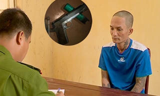 Tên trộm thủ  súng ngắn theo người