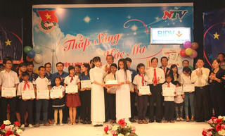 Trao học bổng cho hàng ngàn trẻ em khó khăn