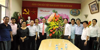 Phó Chủ tịch Lê Bá Trình thăm và chúc mừng Báo Đại Đoàn Kết