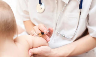 Bác sĩ tiêm vaccine 'tự chế' cho trẻ