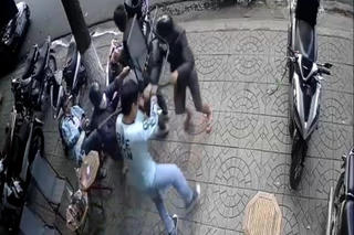 Truy tìm 2 đối tượng chém nam thanh niên đang uống cà phê