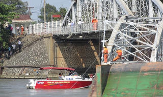 Đình chỉ hàng loạt cán bộ liên quan đến các vụ sập cầu