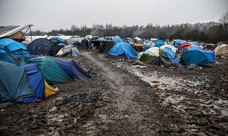 Pháp hoãn dỡ bỏ khu tị nạn ở Calais