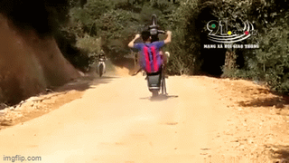 Thanh niên 'bốc đầu' gây tai nạn nguy hiểm cho người khác