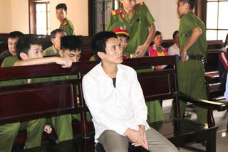 Làm con riêng có thai, cha dượng lĩnh 25 năm tù